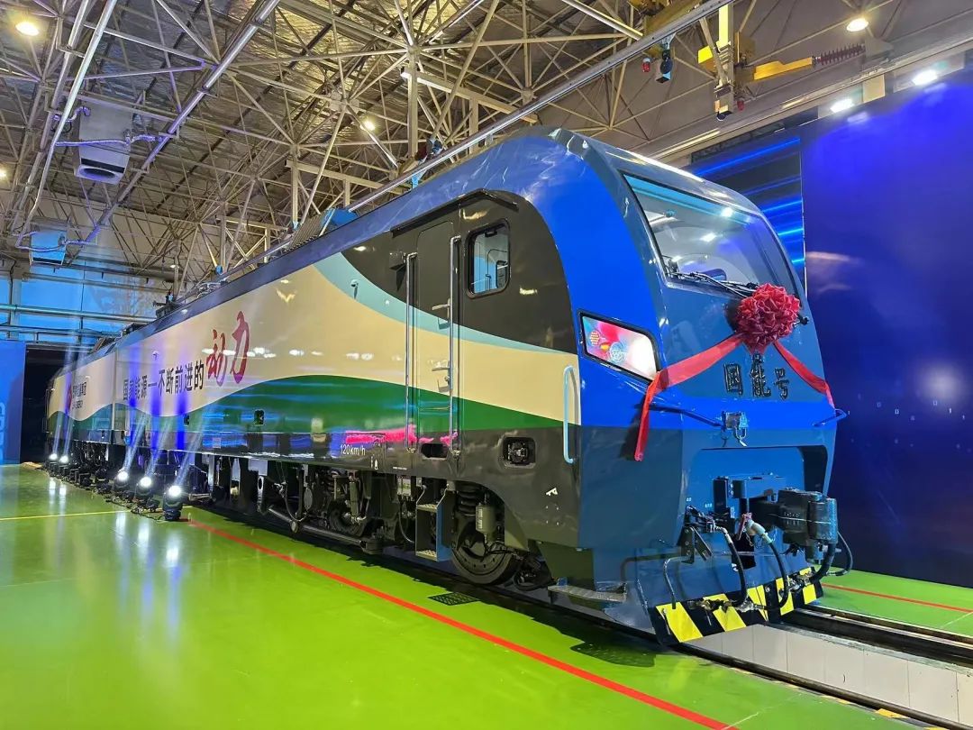 这款八轴制式的"钢铁巨人",是全球最大功率永磁直驱重载货运电力机车