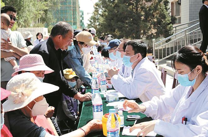 上海市援疆医生在三师四十一团开展健康义诊活动（摄于2023年5月3日）。 廖骞 摄