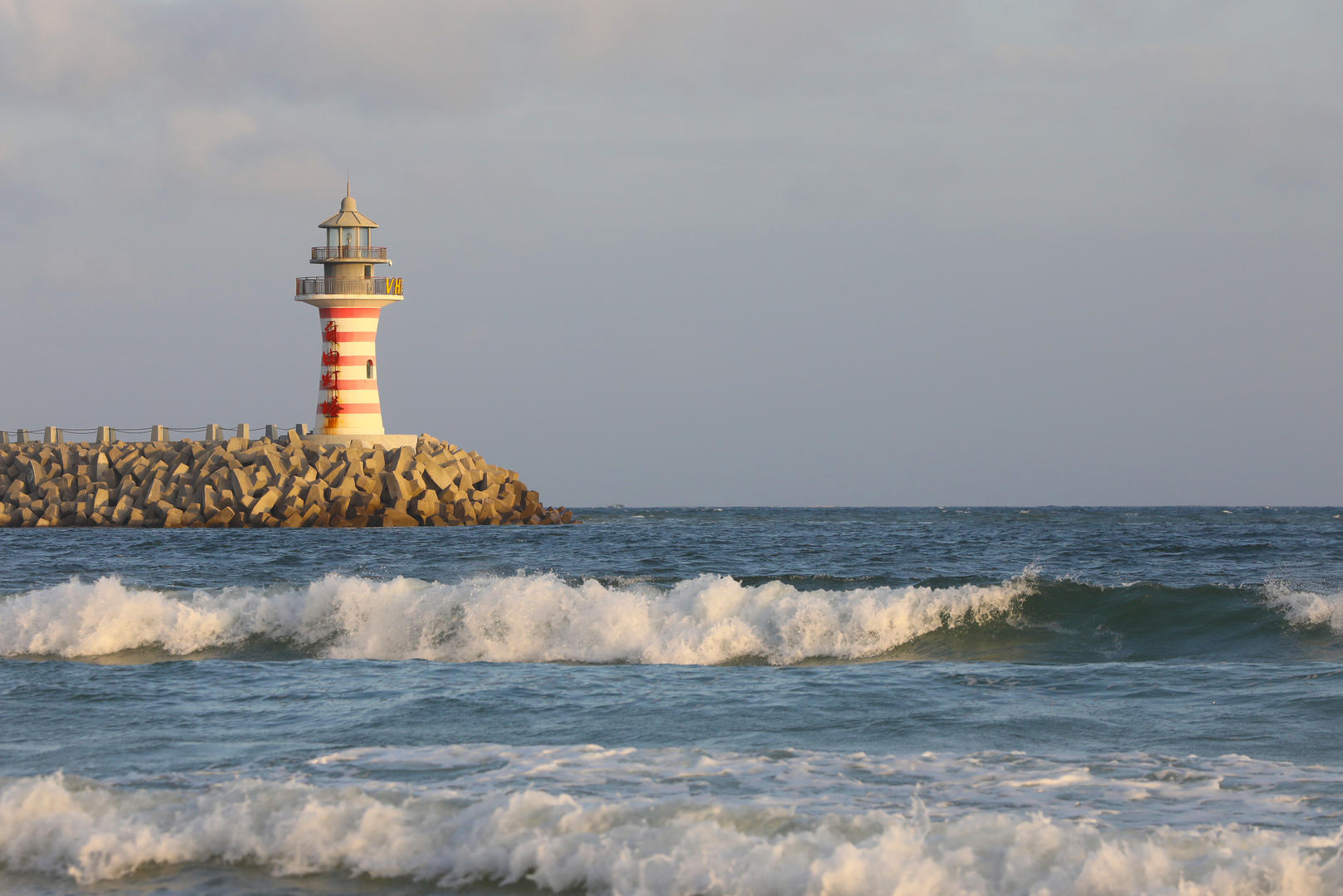海南陵水,海边灯塔 图据视觉中国