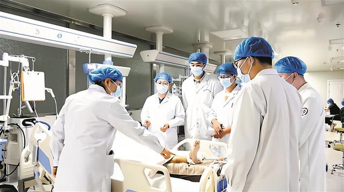 陆彦汝  摄在七师胡杨河市职工文化体育中心项目建设现场,工人在