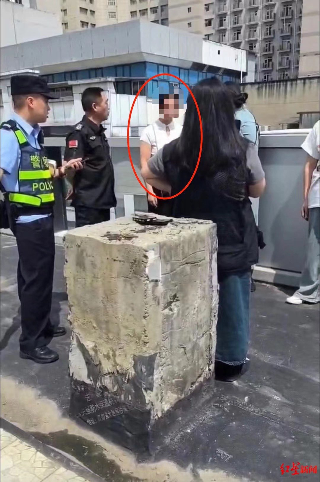 "当时我们在商场天台上争吵得比较激烈,商场方就录了视频.