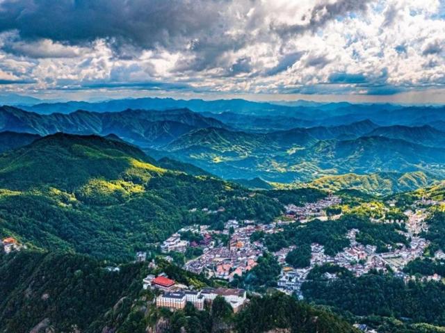 九华山站齐山·平天湖风景区是由齐山和平天湖两大景区组成,它是国家