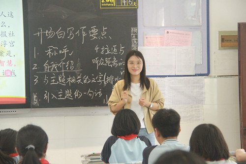 中各教研组组长进行评课,大家一致认为东风五中骨干教师教学素养良好