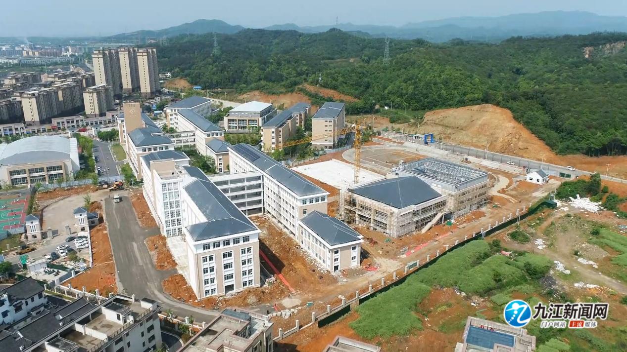 在德安县第三中学高中部新建工程项目施工现场,随处可见一片忙碌的