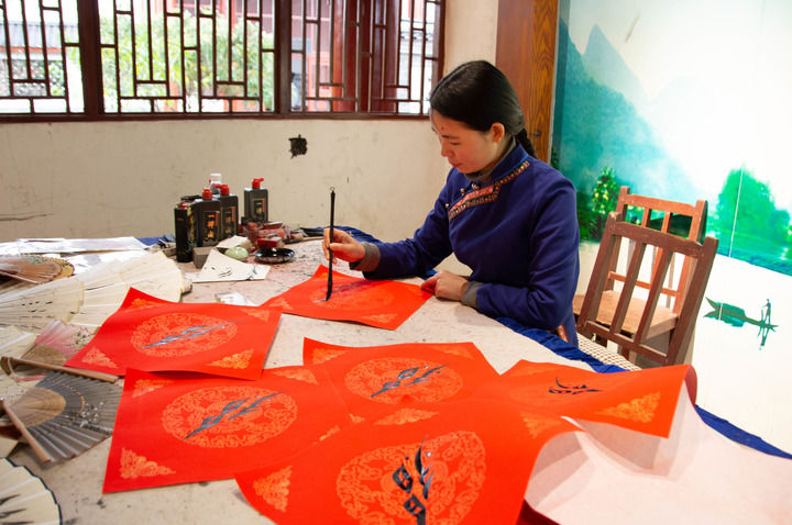 在江永县蒲尾村女书园内,女书传人胡欣在写女书"福"字.