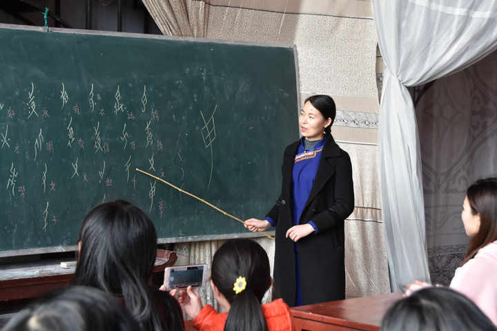 在江永县蒲尾村女书园内,女书传人胡欣在教女书.