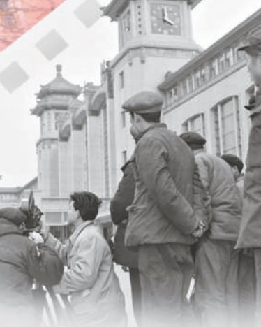 1960年，北影厂摄影师在北京站拍摄《为了六十一个阶级兄弟》。 高宏摄