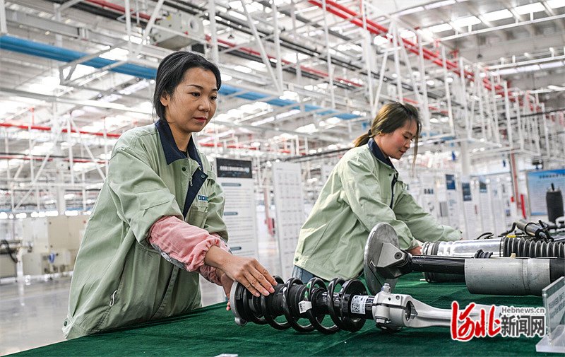 4月17日，在京西智行业务主体京西集团旗下的生产基地——张家口智能悬架工厂，工人在整理减震器。 河北日报记者 耿辉摄