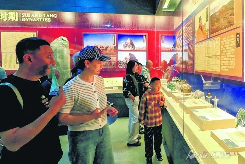 5月3日,游客在哈密市博物馆参观.石榴云/新疆日报记者蔡增乐摄