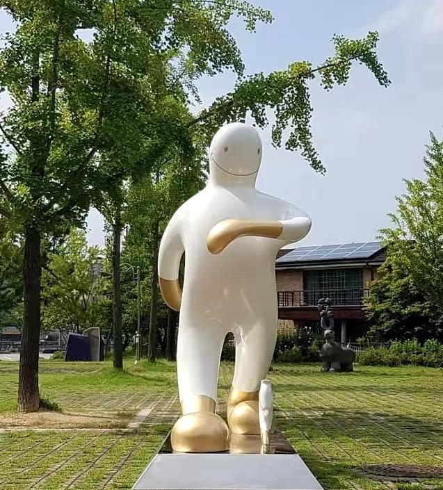 两件作品形象与文博会标识中的笑脸,爱心元素相