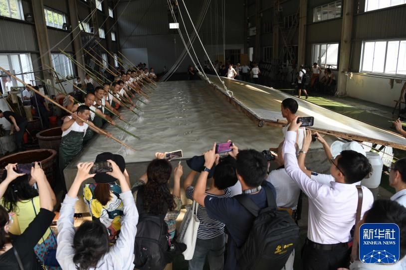 在中国宣纸股份有限公司“超级宣纸”生产车间，工人进行捞纸作业。新华社记者 刘军喜 摄