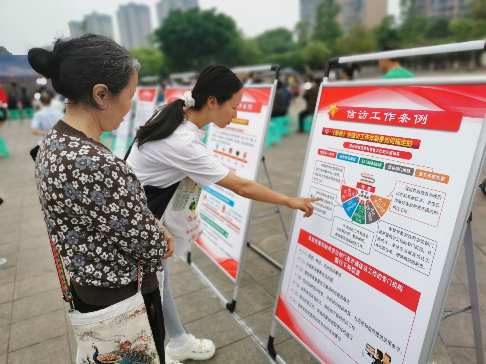 活动现场群众在仔细观看《条例》展板.