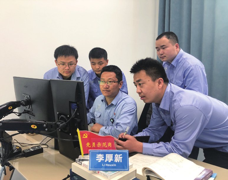 优秀的技术专家,在今年获评了"陕西省国防科技工业劳动模范"荣誉称号