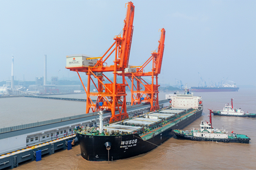 图为舟山电厂三期码头首艘煤船靠港接卸