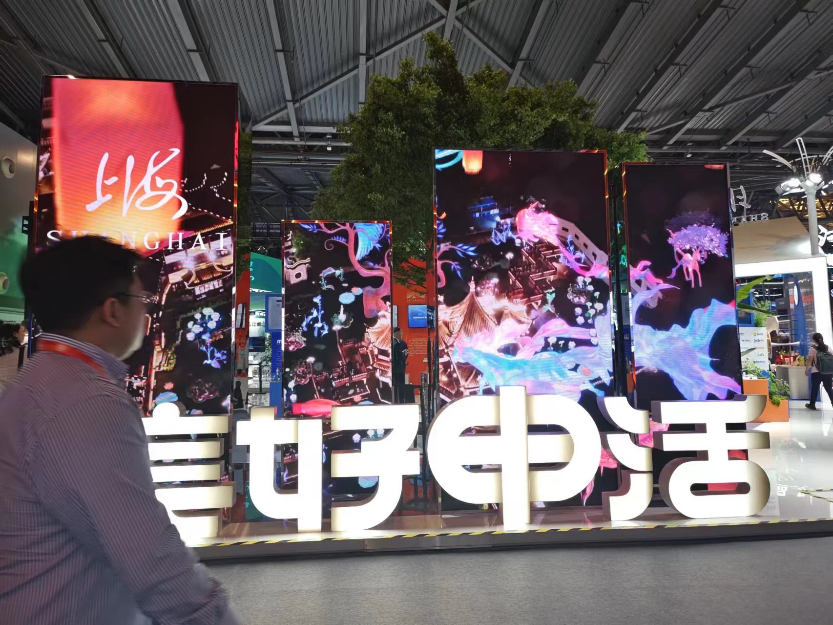 共绘“美好申活”城市品牌画卷，图为中国品牌日上海馆。劳动报记者陆燕婷 摄影