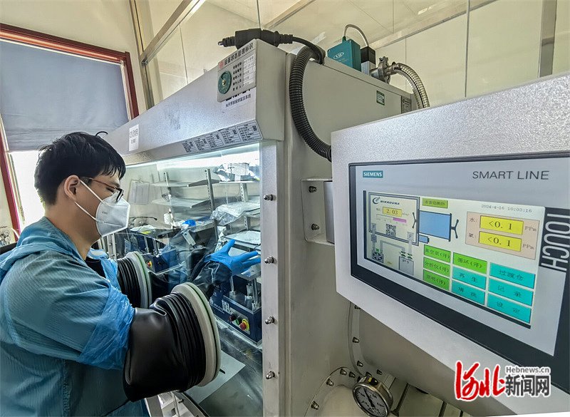 4月16日，在河北坤天新能源股份有限公司检测中心，工作人员正在进行产品检测。河北日报记者 田 明摄