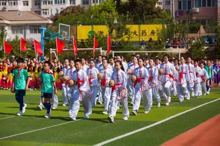 青岛天山小学举行"石榴花开别样红 强身健体助成长"2024年春季民族