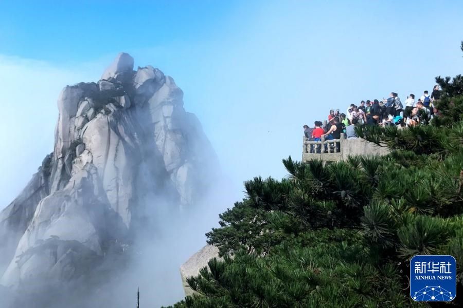 游客在安徽天柱山风景区游览。新华社发（江胜 摄）