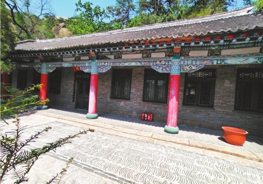 王尔烈书房坐落在千山净瓶峰北人造平台上,也称西阁,为清代千山两书院