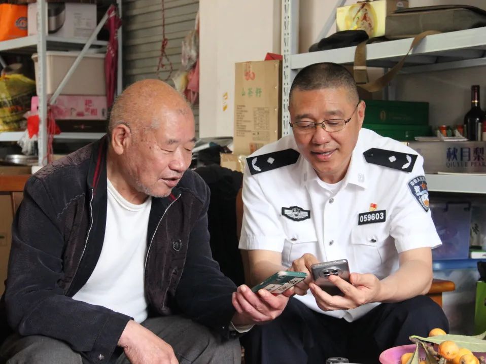 副所长→副校长→社区民警,这个"白衬衫"不简单!早安