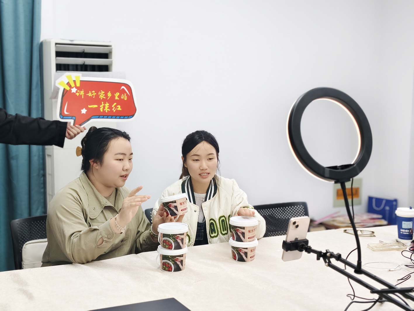 进得了实验室叫得响直播间 新研制土壤调理剂让草莓增产又好吃