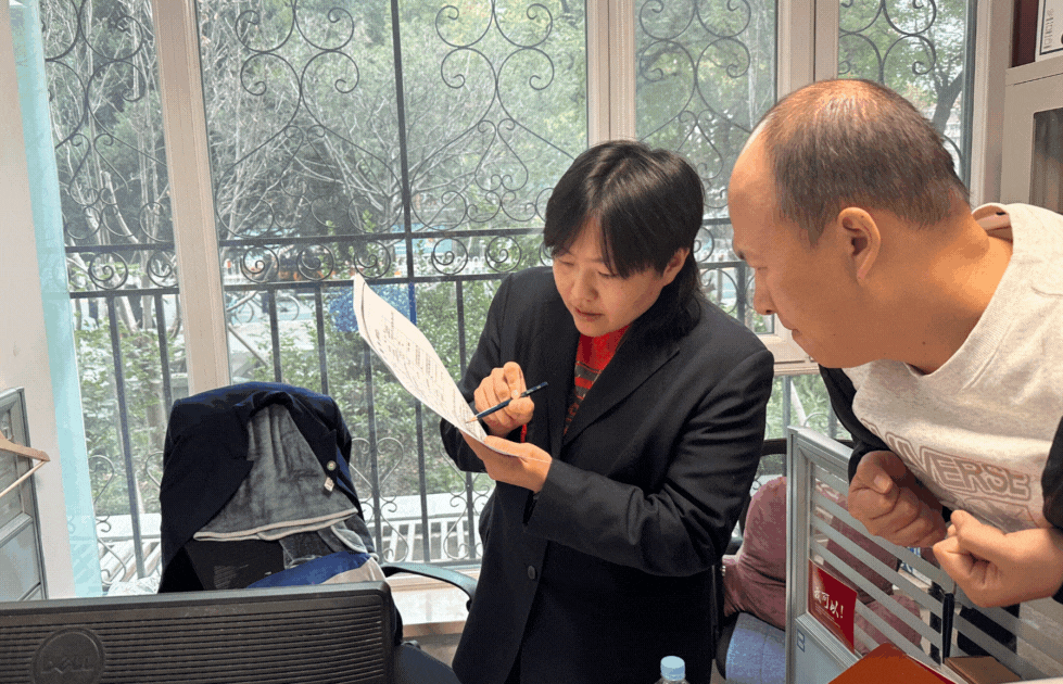 每次解决劳动争议案件的时候,黄可和同事们通过民主协商为职工和企业