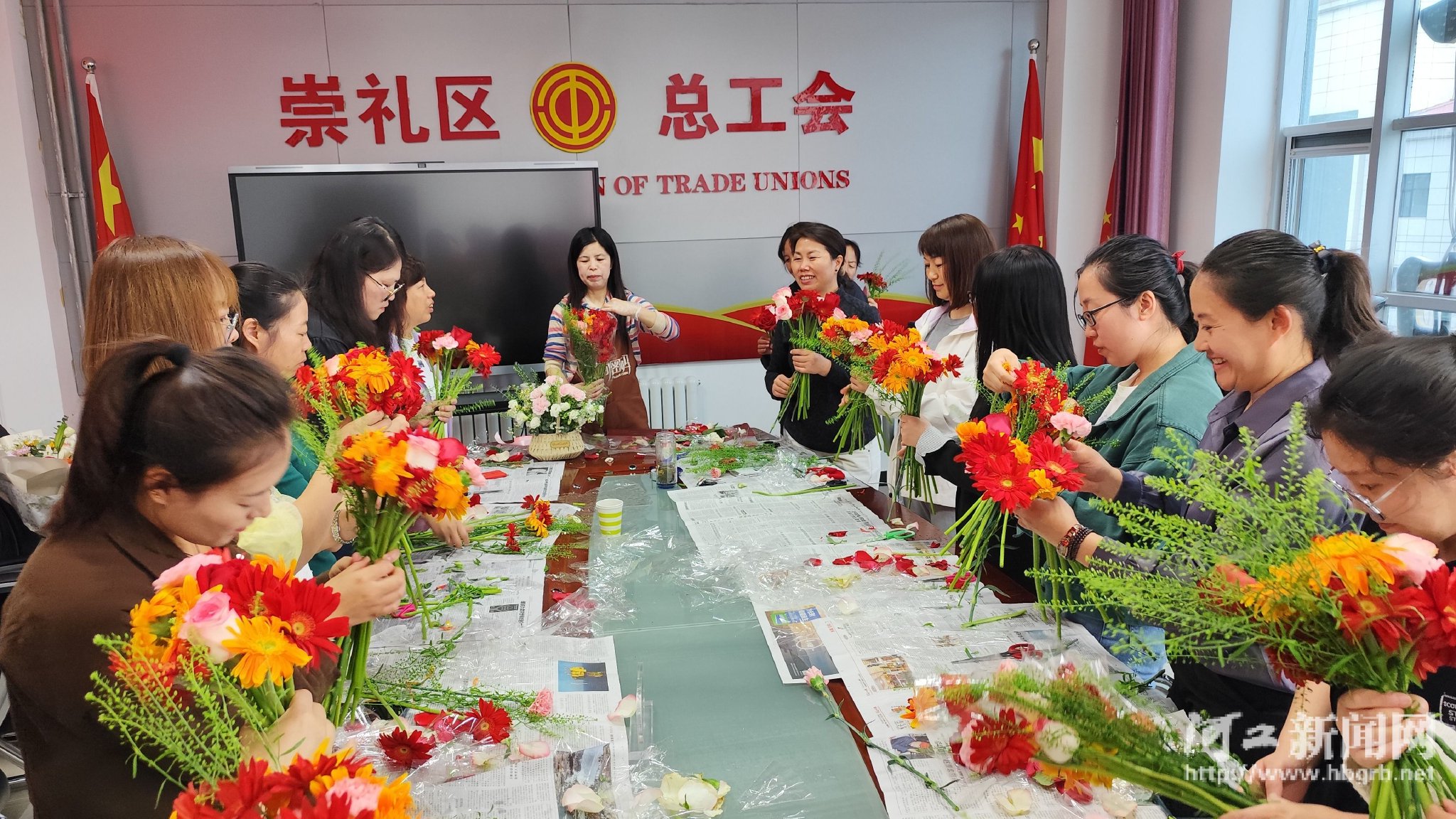 活动现场,职工们在学习插花