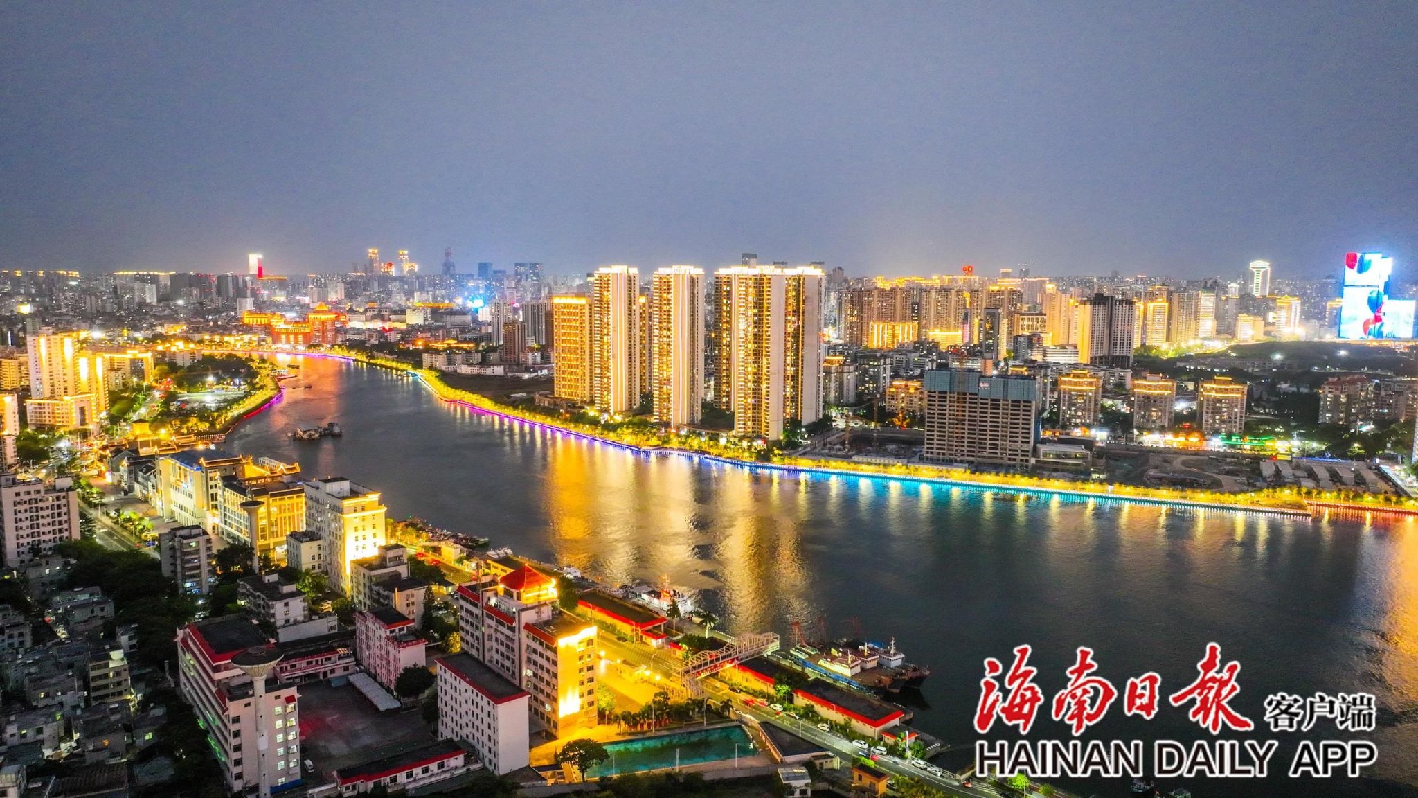 滨江两岸"点靓"夜海口