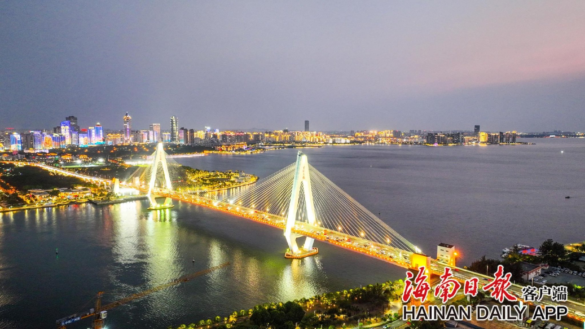 滨江两岸"点靓"夜海口