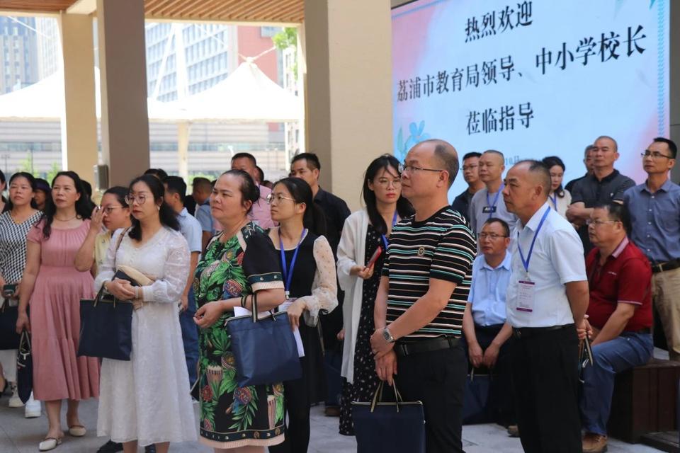 5月10日下午,荔浦市教育系统参观团来到学校,校长王晶及学校相关管理