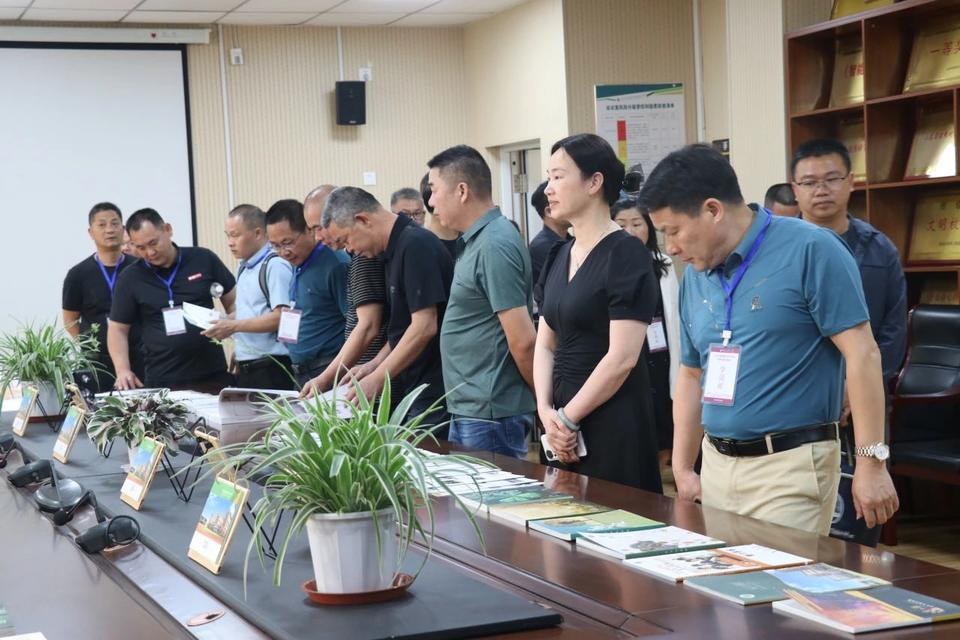 5月10日下午,荔浦市教育系统参观团来到学校,校长王晶及学校相关管理