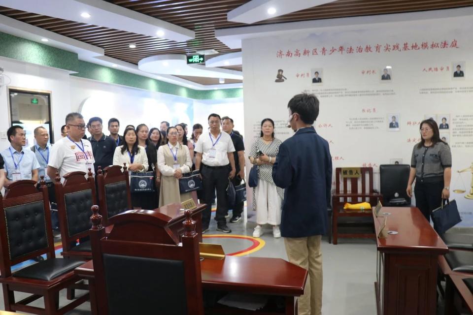 5月10日下午,荔浦市教育系统参观团来到学校,校长王晶及学校相关管理