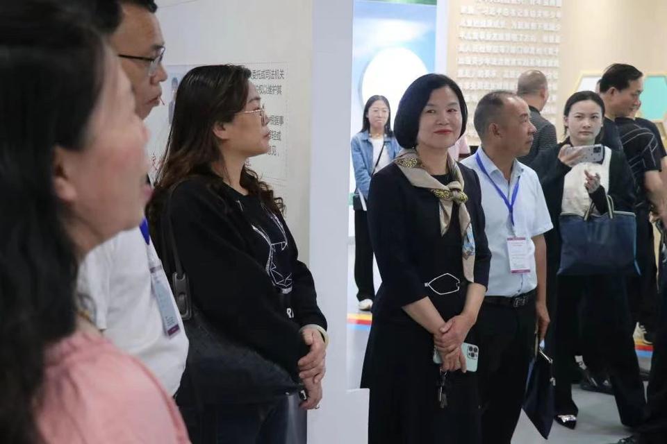 5月10日下午,荔浦市教育系统参观团来到学校,校长王晶及学校相关管理