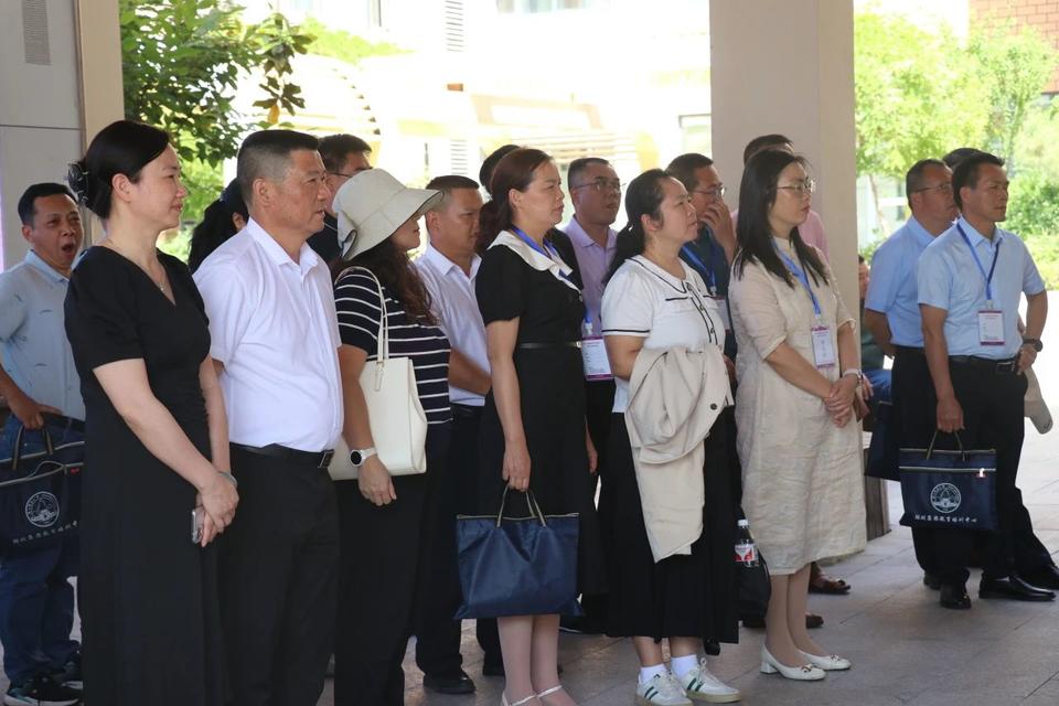 这群朋友是由广西荔浦市教育局领导带队,来自荔浦市各中小学校的校长