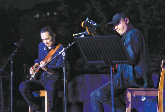 吉他演奏家顾忠山（左）与贝斯演奏家黄勇。本报记者 方非摄