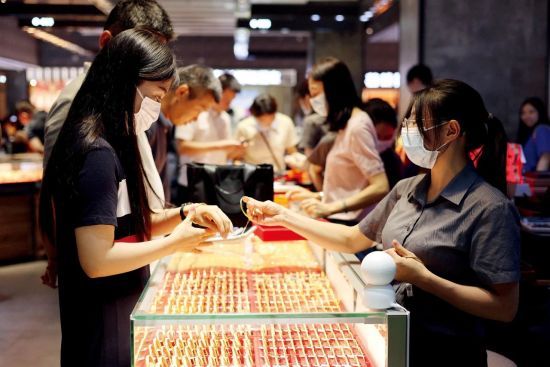 深圳市水贝国际珠宝交易中心的黄金首饰柜台。本文图/视觉中国