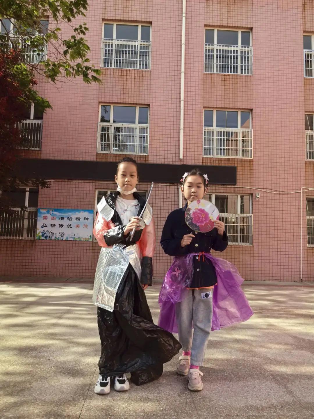 开展"妙思巧手 变废为宝 我型我秀"时装秀活动