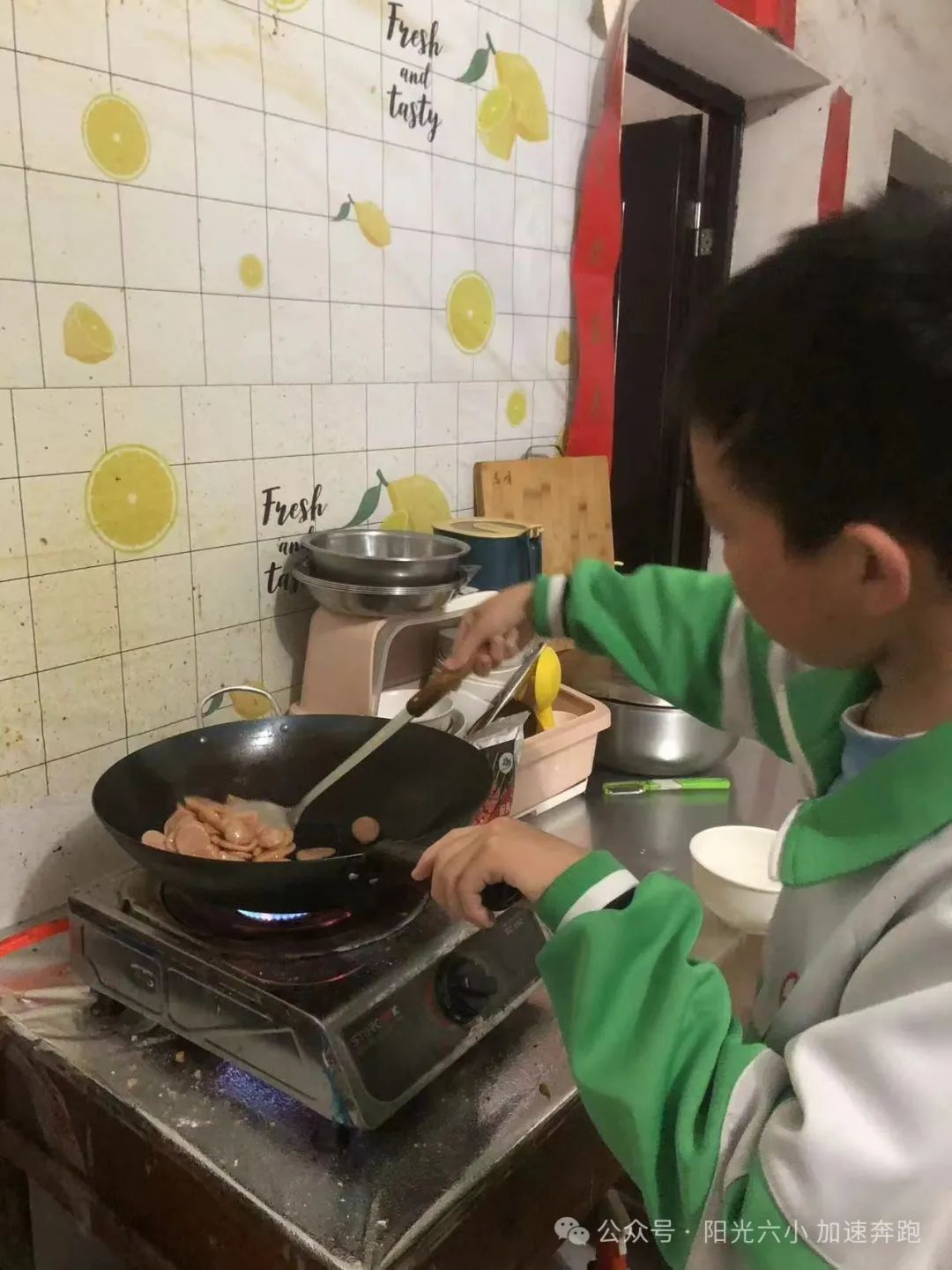 手抄报同学们凭借自己的一双小手精心设计制作了手抄报,这不仅锻炼了