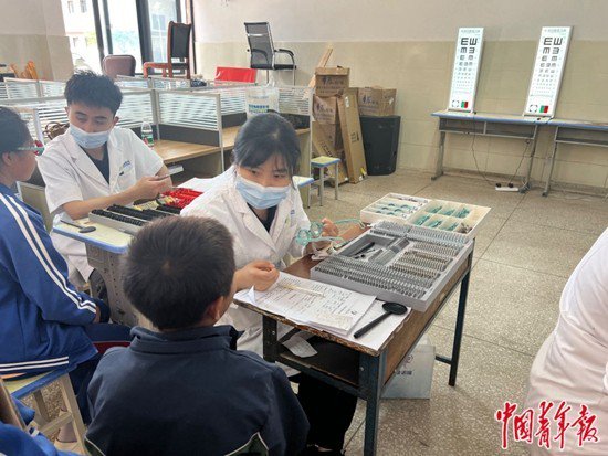 在四川省凉山彝族自治州普格县螺髻山初级中学,专家志愿者团队为附近