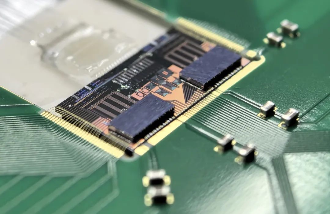 国内首款2tb/s三维集成硅光芯粒成功出样|芯片|3d|光模块_新浪科技