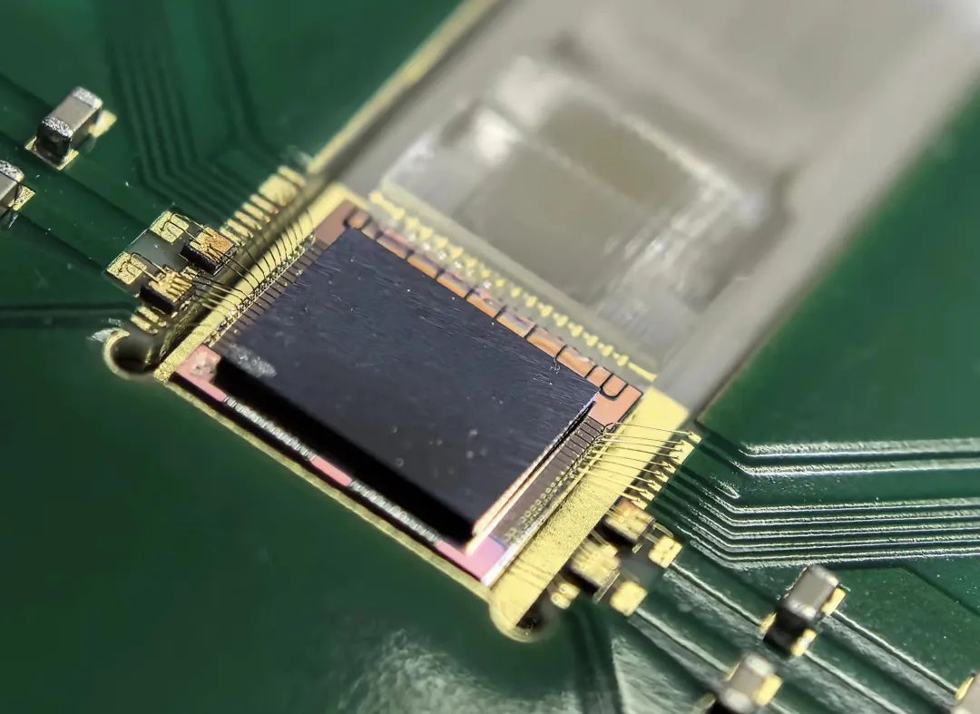 硅光技术重大突破!国内首款2Tb/s三维集成硅光芯粒成功出样|芯片|3D|光模块_新浪科技_新浪网