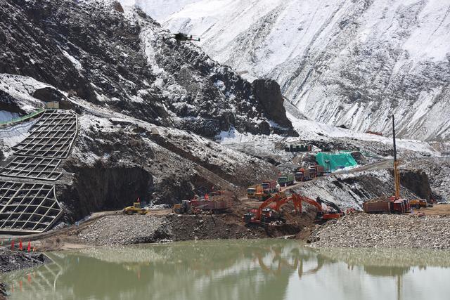 工人驾驶机械在西藏帕孜水利枢纽及配套灌区工程进行合龙截流（5月9日摄）。新华社发 王丰收 摄