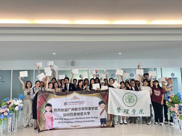 泰国巴吞他尼大学副校长nithima给同学颁发结业证书据悉,泰国巴吞他尼