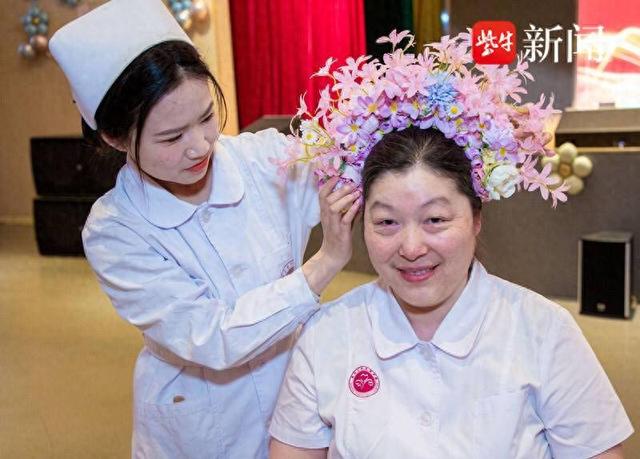 护士节邂逅母亲节,您为我授帽,我为您簪花