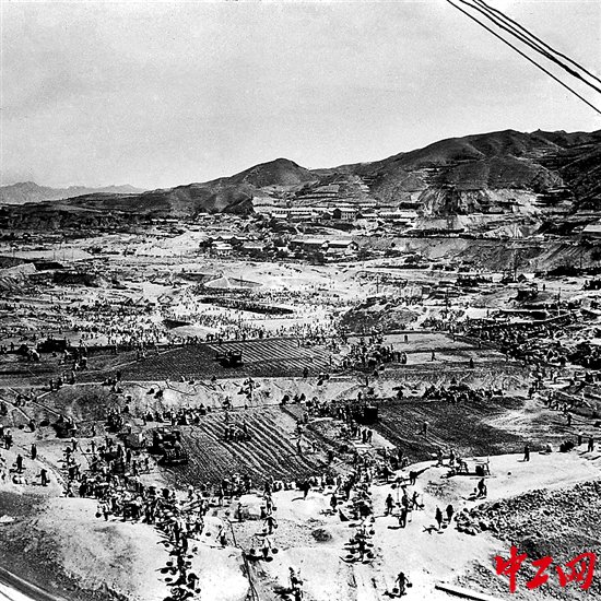 1953年，官厅水库拦河坝进行填筑坝身作业。（工人日报 侯印封 摄）