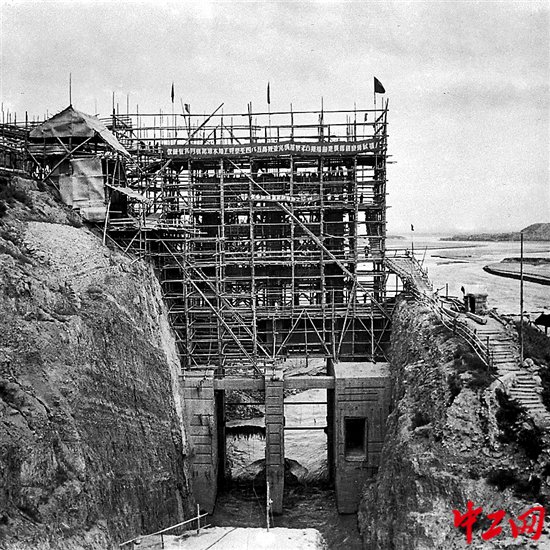 1953年，官厅水库进水塔进行第四期工程施工作业。（工人日报 侯印封 摄）
