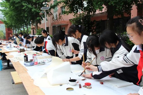 市书画家研究会送文化走进宝轮中学