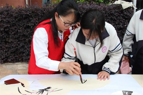 市书画家研究会送文化走进宝轮中学