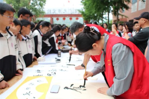 市书画家研究会送文化走进宝轮中学