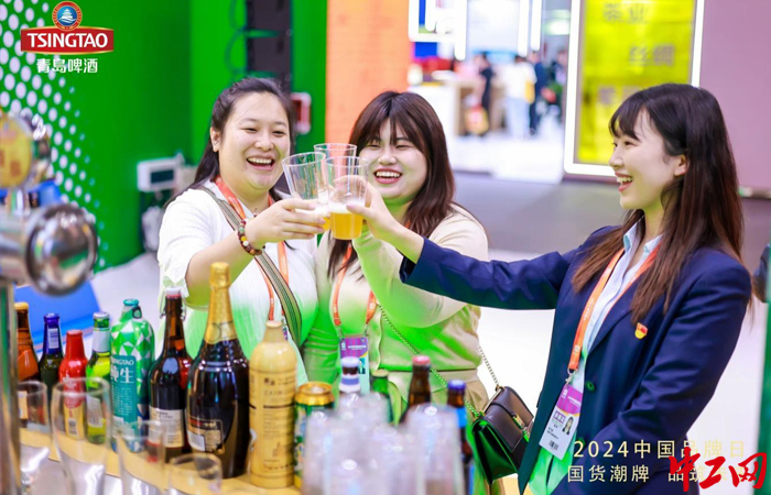 近日，在上海世博展览馆青岛啤酒展台前，琳琅满目的产品引来众多消费者驻足品鉴。 （青岛啤酒供图）